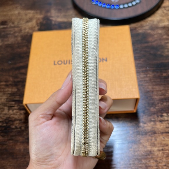 Louis Vuitton Zippy Coin Purse in Damier Azur - Picture 8 of 13